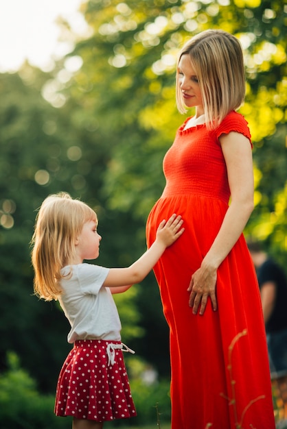 Mãe filha, olhando um ao outro