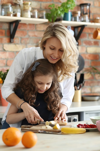 Foto grátis mãe filha, preparar café da manhã