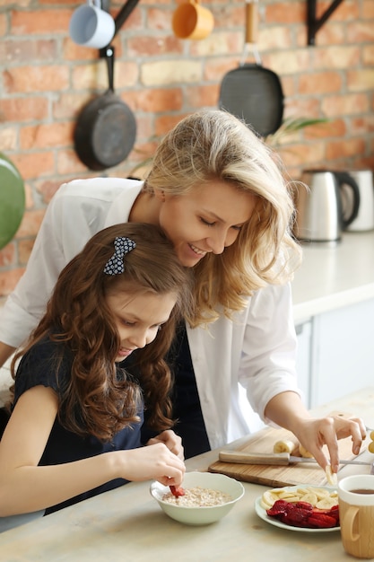 Foto grátis mãe filha, preparar café da manhã