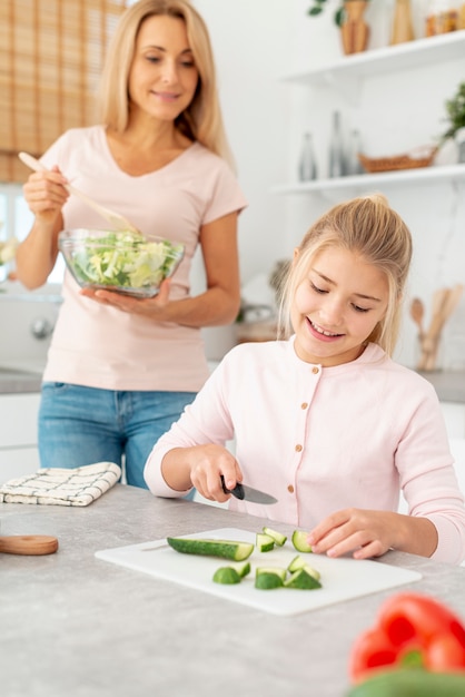 Mãe filha, preparar salada