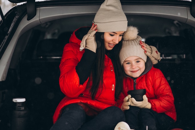 Foto grátis mãe filha, sentando, carro, em, inverno