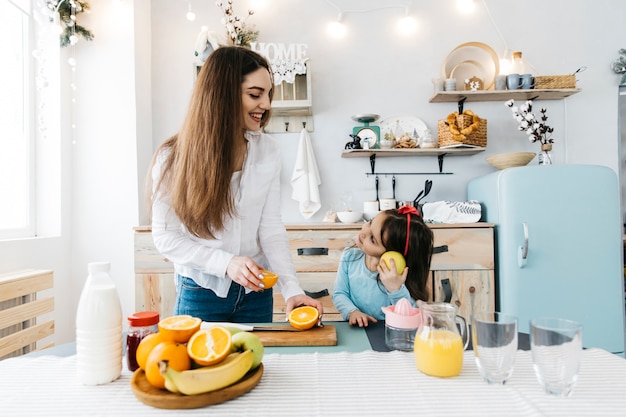 Foto grátis mãe filha, tendo, pequeno almoço