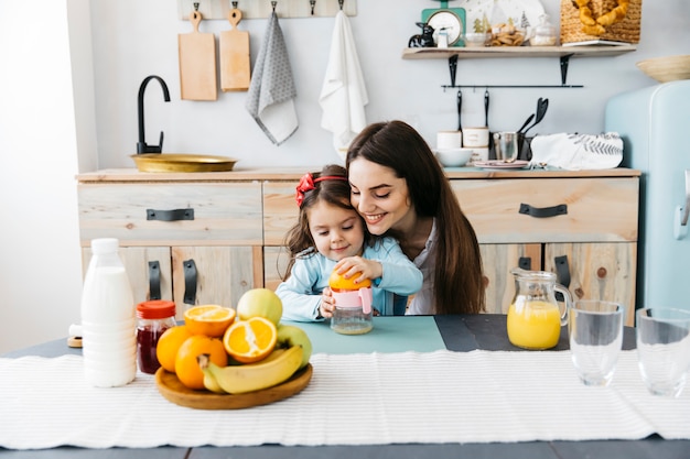 Foto grátis mãe filha, tendo, pequeno almoço