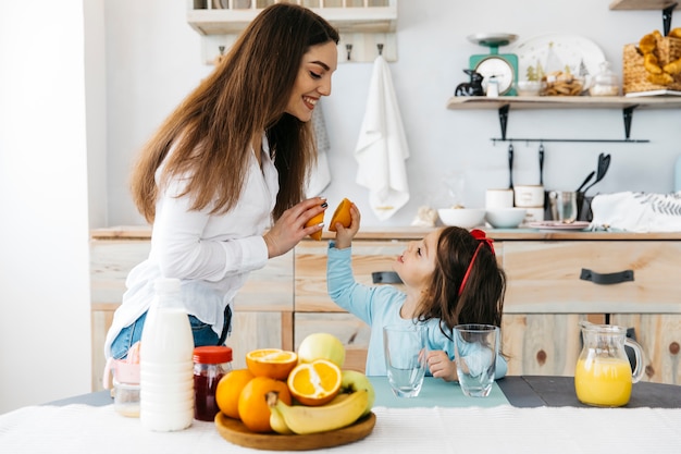 Mãe filha, tendo, pequeno almoço