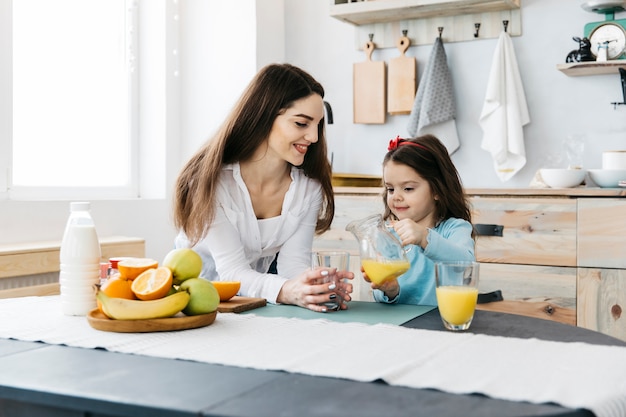 Foto grátis mãe filha, tendo, pequeno almoço