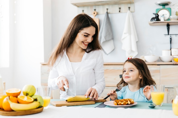 Mãe filha, tendo, pequeno almoço