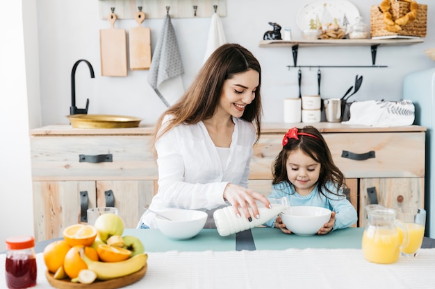 Mãe filha, tendo, pequeno almoço