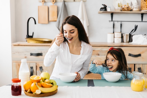 Mãe filha, tendo, pequeno almoço