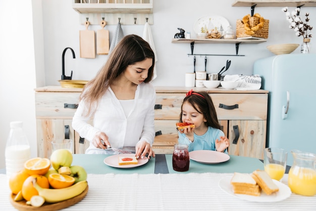 Mãe filha, tendo, pequeno almoço