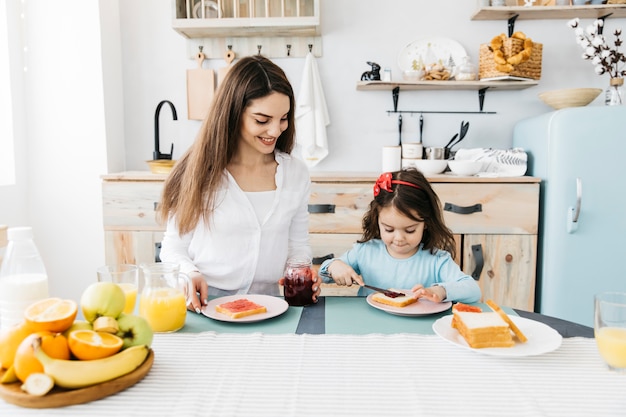 Foto grátis mãe filha, tendo, pequeno almoço