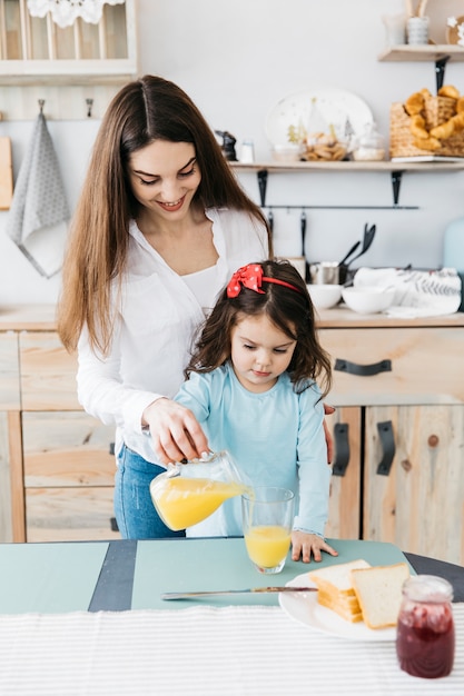 Mãe filha, tendo, pequeno almoço