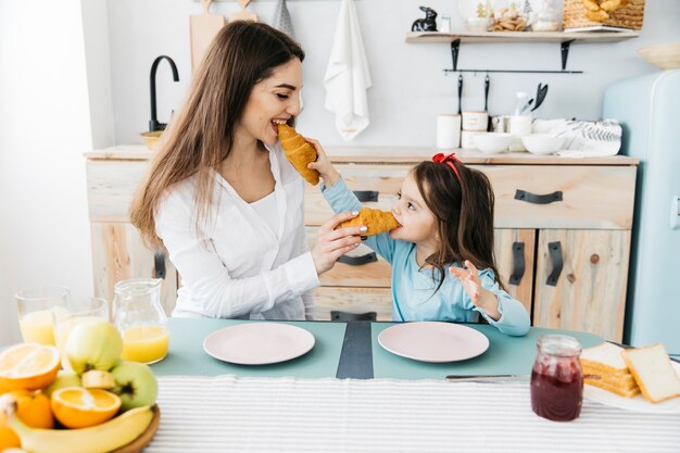 Mãe filha, tendo, pequeno almoço