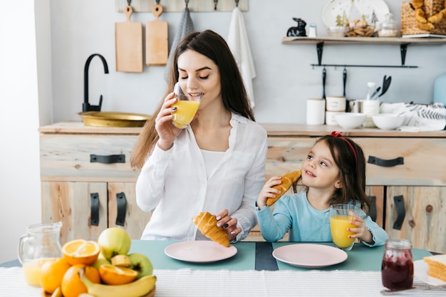 Foto grátis mãe filha, tendo, pequeno almoço