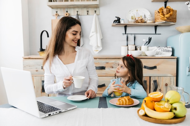 Foto grátis mãe filha, tendo, pequeno almoço