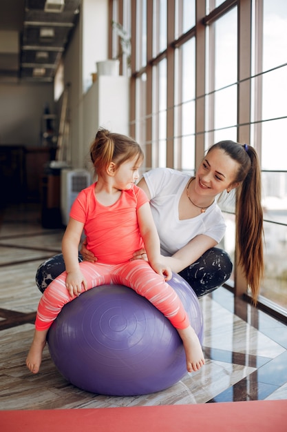 Mãe filha, treinamento, em, um, ginásio