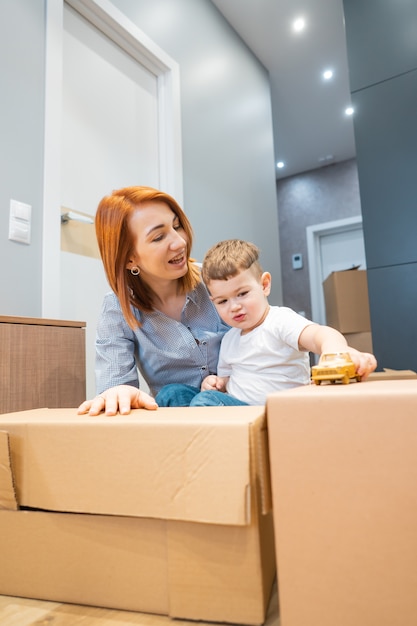 Mãe, filho brincar com um brinquedo