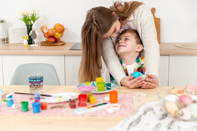 Mãe filho, olhando um ao outro