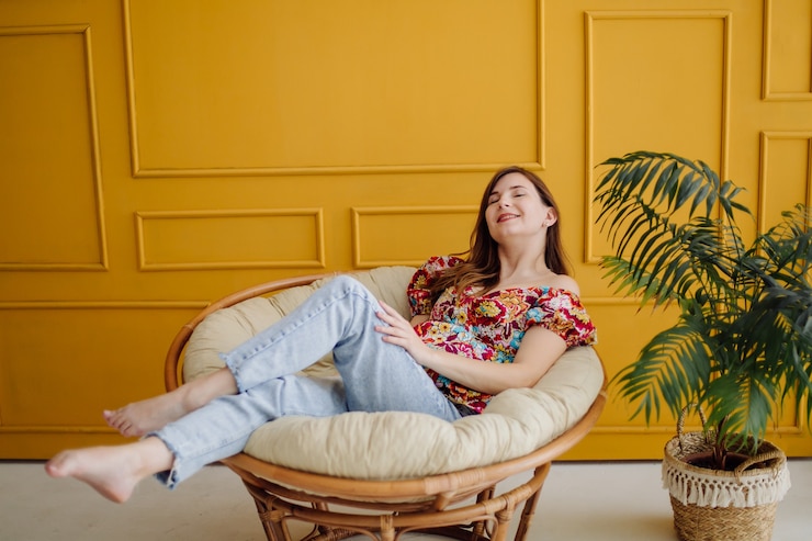 Foto grátis mãe grávida elegante em vestido posando de orgulho de sua gravidez