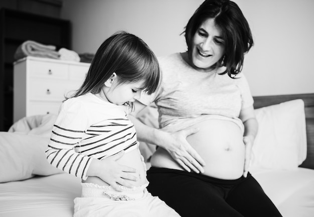 Mãe grávida passando um tempo com sua filha