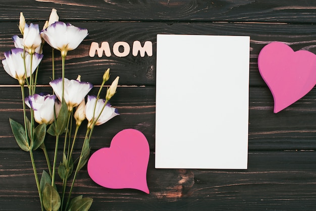 Foto grátis mãe inscrição com flores e papel em branco