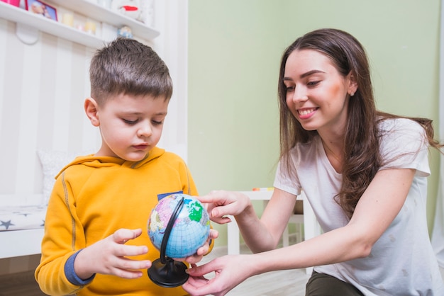 Mãe jovem, ensinando, filho