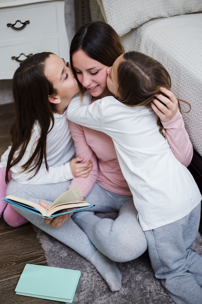 Foto grátis mãe, leitura, junto, filhas