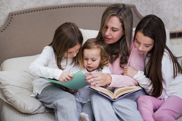 Foto grátis mãe, leitura, junto, filhas