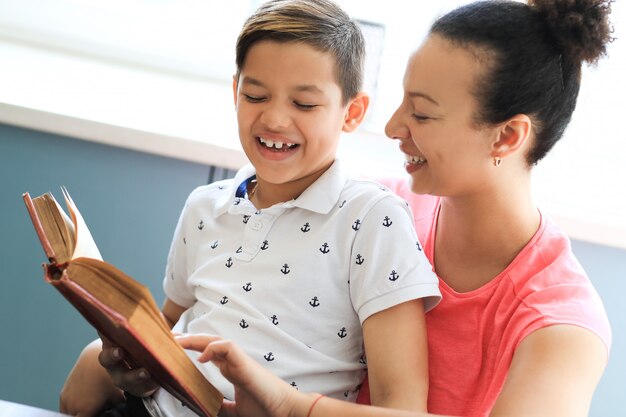 Foto grátis mãe lendo um livro para seu filho pequeno