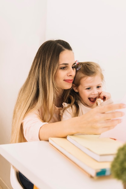 Foto grátis mãe, livro leitura, com, excitado, filha