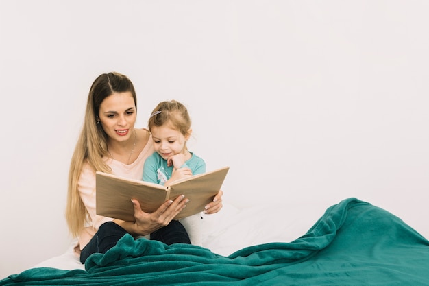 Mãe, livro leitura, para, filha, cama