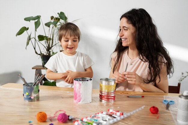 Mãe mostrando ao filho como reutilizar materiais de forma criativa