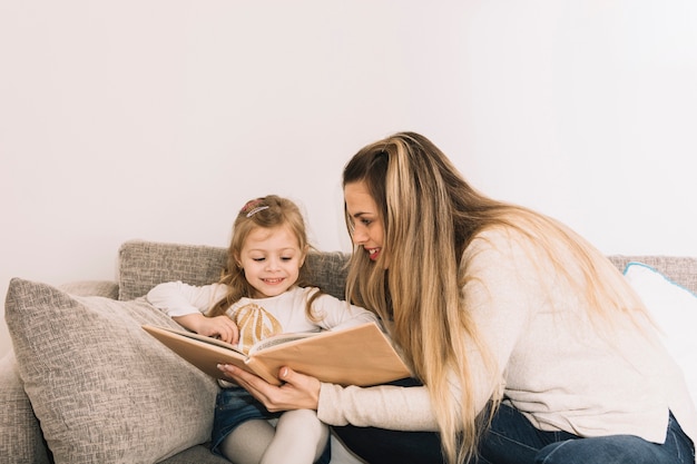 Mãe, mostrando, livro, para, filha