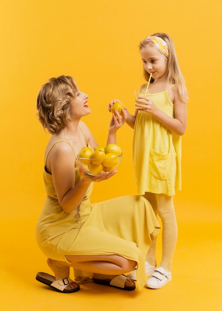 Mãe mostrando seus limões filha