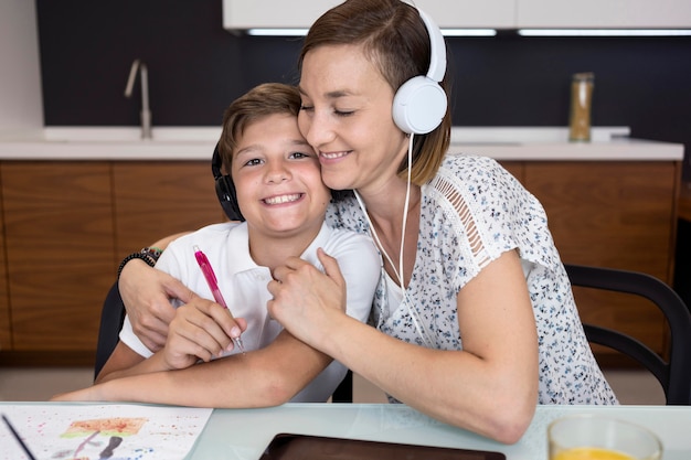 Foto grátis mãe orgulhosa de seu filho por terminar a lição de casa