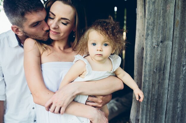 Mãe, pai e filha juntos se divertindo na fazenda