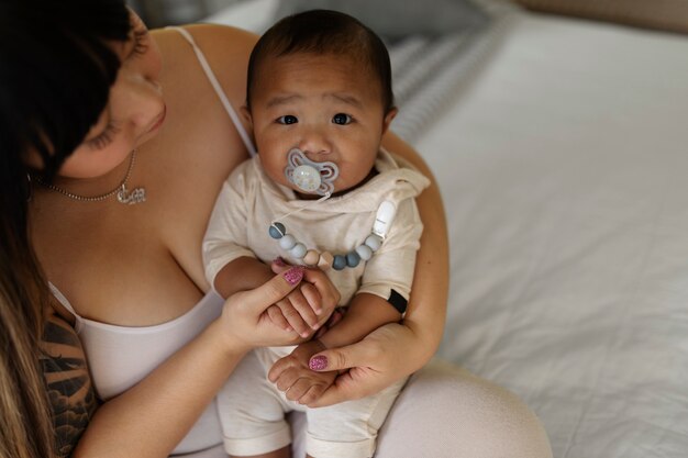 Mãe passando tempo com criança