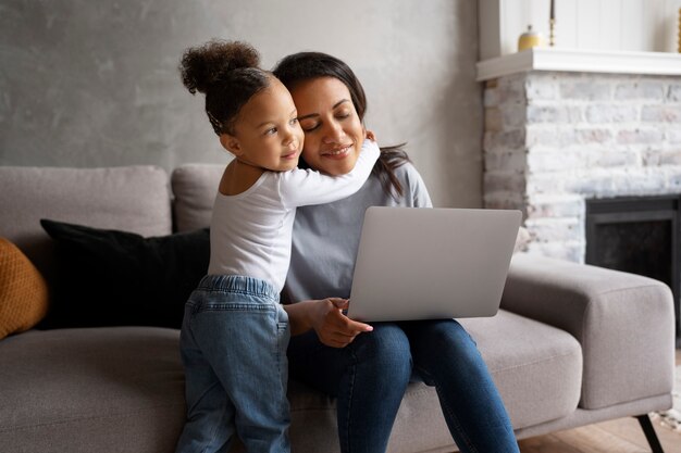 Mãe passando tempo com seu bebê negro