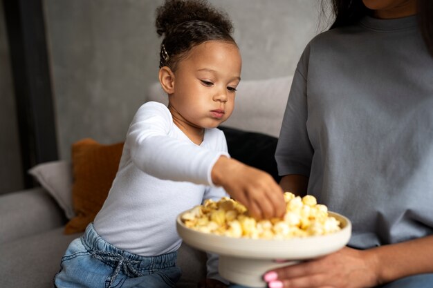 Mãe passando tempo com seu bebê negro