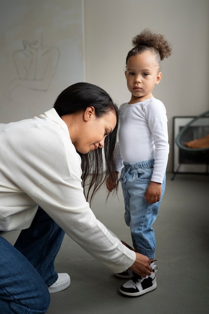 Mãe passando tempo com seu bebê negro