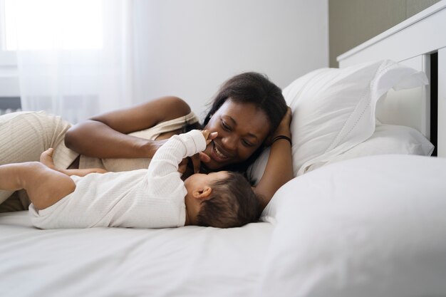 Mãe passando tempo com seu filho amado