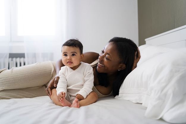 Mãe passando tempo com seu filho amado