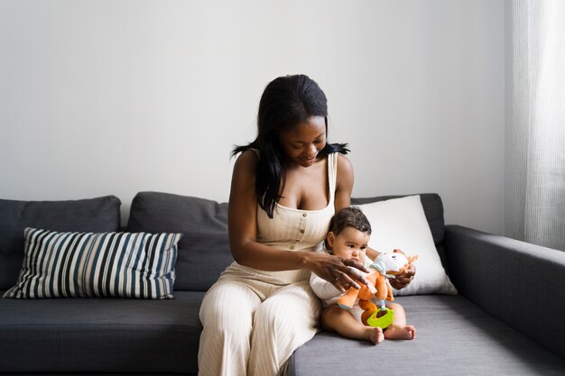 Mãe passando tempo com seu filho amado