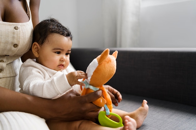 Foto grátis mãe passando tempo com seu filho amado