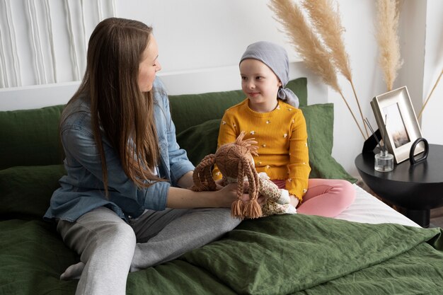 Mãe passando tempo com seu filho durante a terapia