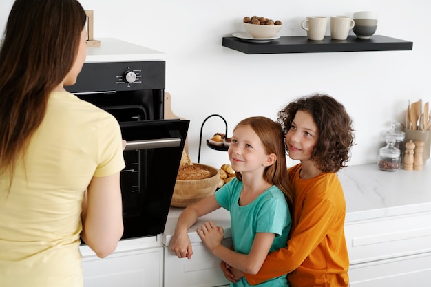 Mãe passando tempo com seus filhos