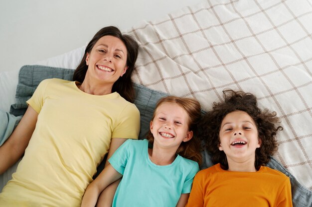 Foto grátis mãe passando tempo com seus filhos