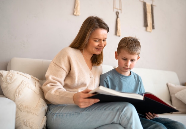 Mãe passando um tempo com seu filho