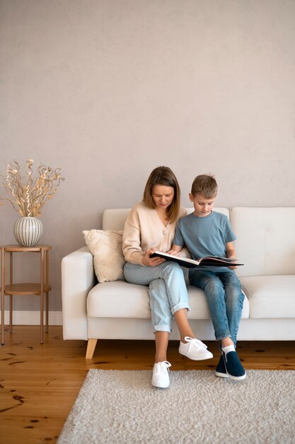 Mãe passando um tempo com seu filho