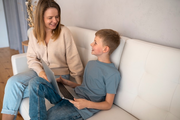 Mãe passando um tempo com seu filho