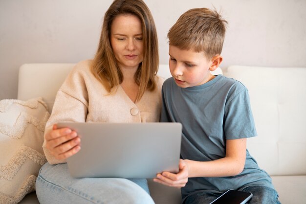 Mãe passando um tempo com seu filho